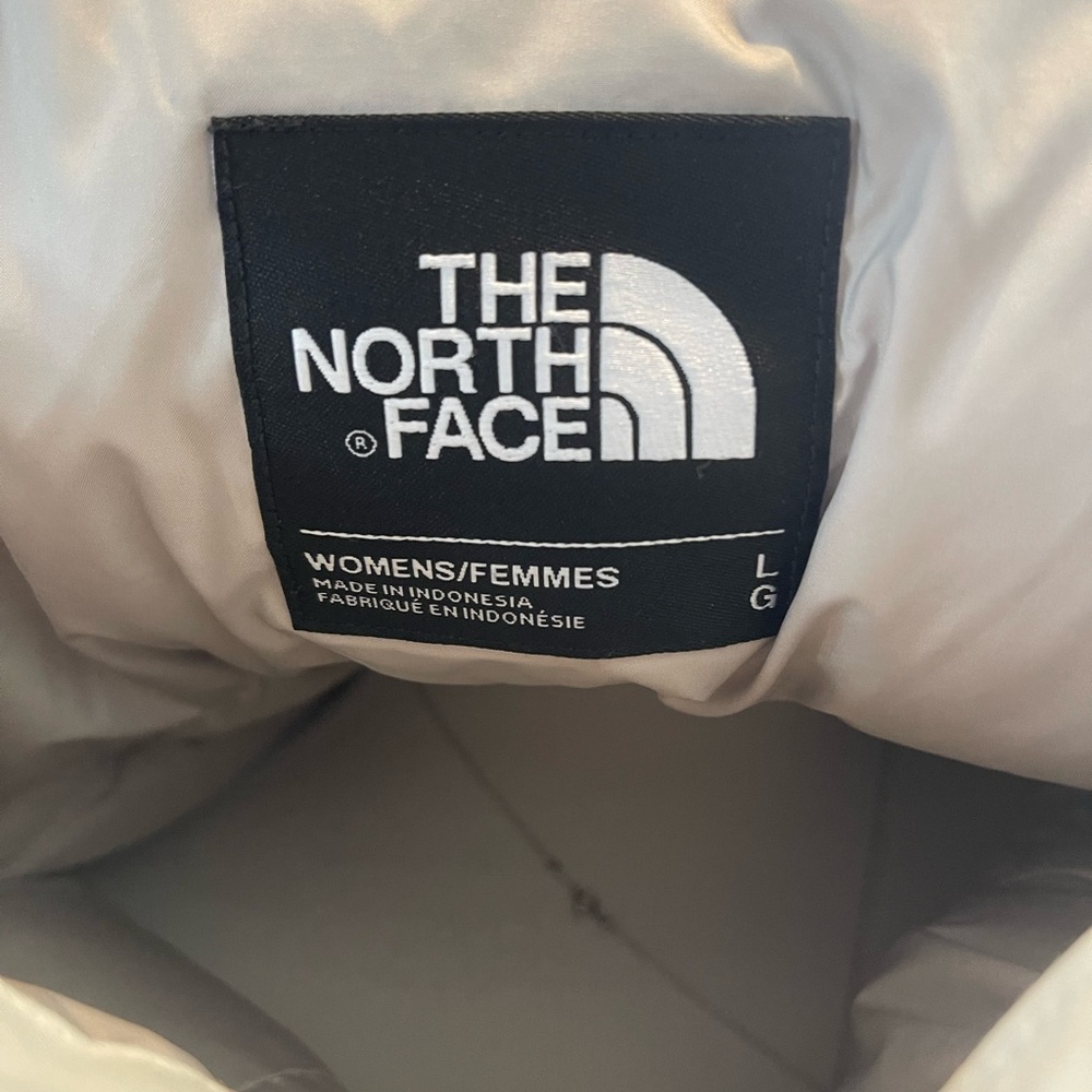 The North Face Women's White Arctic Parka w/ removable fur and hood-Size
Large - Picture 2 of 6